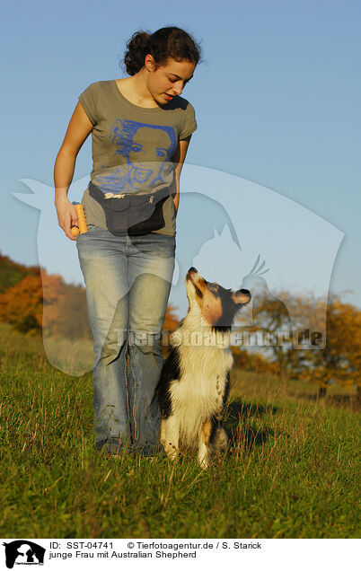 junge Frau mit Australian Shepherd / SST-04741