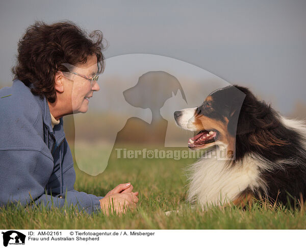 Frau und Australian Shepherd / woman and Australian Shepherd / AM-02161