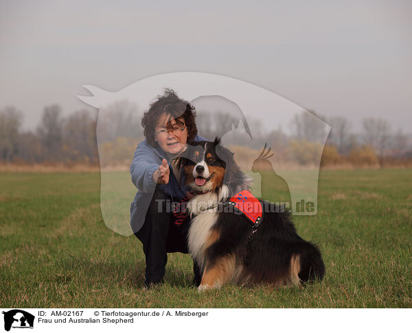 Frau und Australian Shepherd / AM-02167