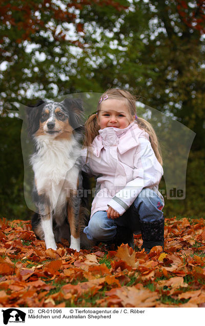 Mdchen und Australian Shepherd / CR-01096