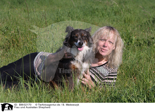 Frau und Australian Shepherd / woman and Australian Shepherd / BM-02170