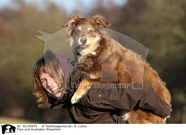 Frau und Australian Shepherd / KL-05879
