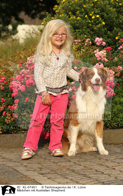 Mdchen mit Australian Shepherd / girl with Australian Shepherd / KL-07461