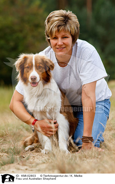 Frau und Australian Shepherd / woman and Australian Shepherd / KMI-02803