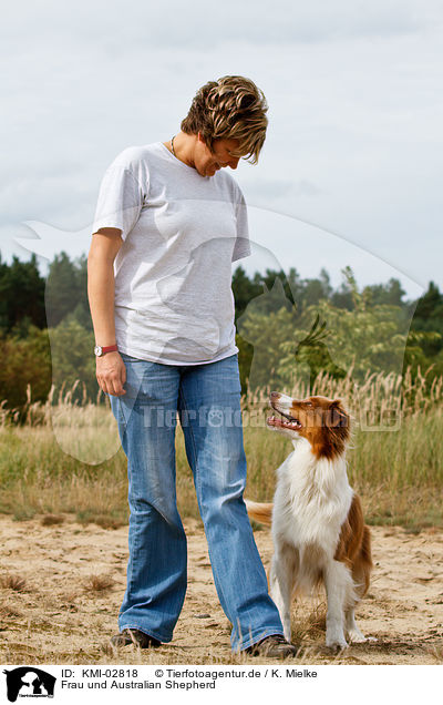 Frau und Australian Shepherd / woman and Australian Shepherd / KMI-02818