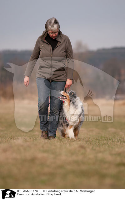 Frau und Australian Shepherd / AM-03776