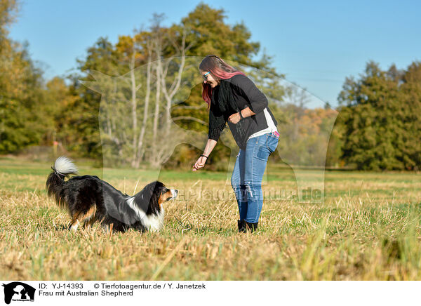 Frau mit Australian Shepherd / woman with Australian Shepherd / YJ-14393