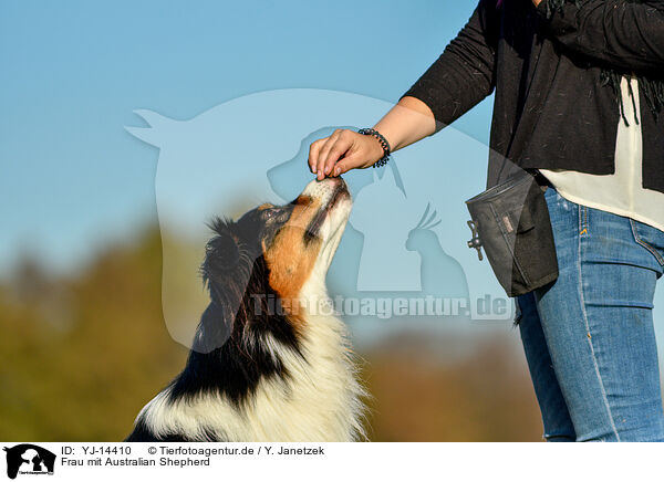 Frau mit Australian Shepherd / woman with Australian Shepherd / YJ-14410