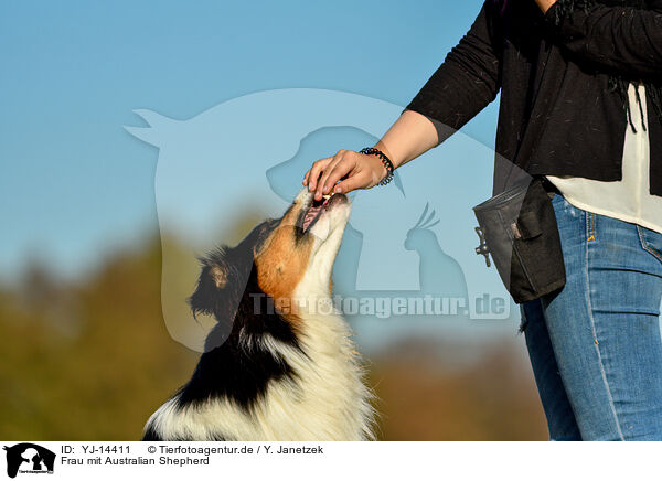 Frau mit Australian Shepherd / woman with Australian Shepherd / YJ-14411