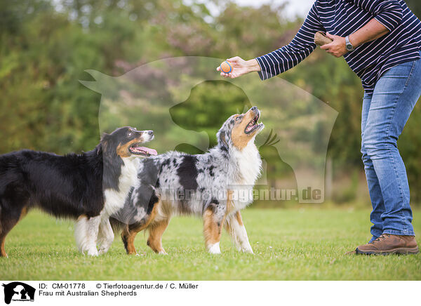 Frau mit Australian Shepherds / woman with Australian Shepherds / CM-01778