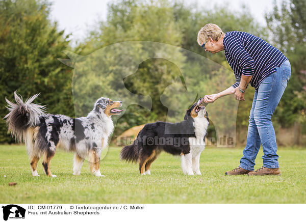 Frau mit Australian Shepherds / woman with Australian Shepherds / CM-01779
