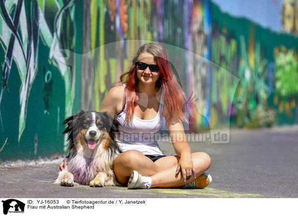 Frau mit Australian Shepherd / woman with Australian Shepherd / YJ-16053