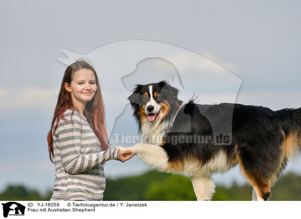 Frau mit Australian Shepherd / YJ-16059