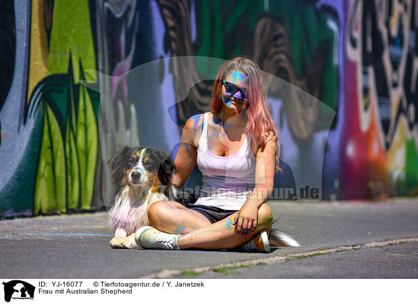 Frau mit Australian Shepherd / woman with Australian Shepherd / YJ-16077