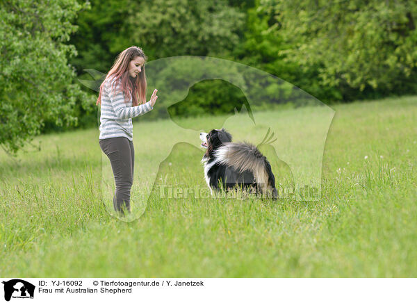 Frau mit Australian Shepherd / YJ-16092