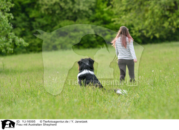 Frau mit Australian Shepherd / YJ-16095