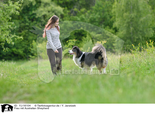 Frau mit Australian Shepherd / woman with Australian Shepherd / YJ-16104