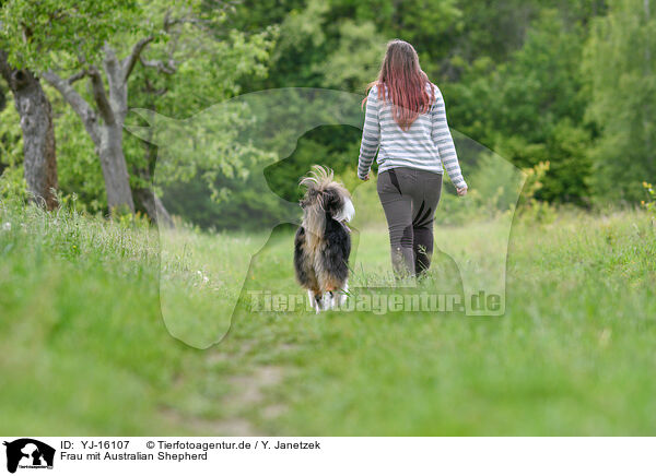Frau mit Australian Shepherd / woman with Australian Shepherd / YJ-16107