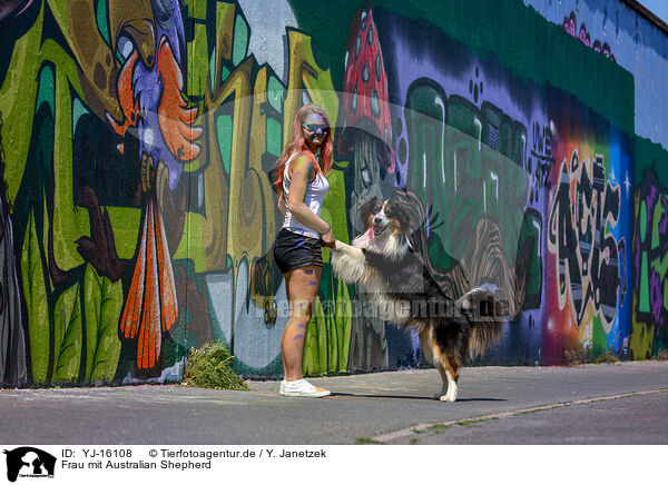Frau mit Australian Shepherd / YJ-16108