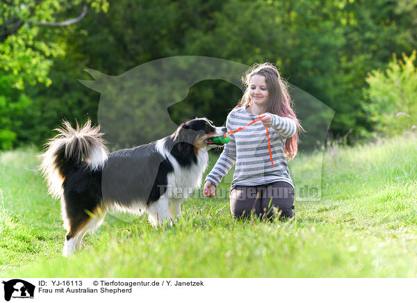 Frau mit Australian Shepherd / woman with Australian Shepherd / YJ-16113