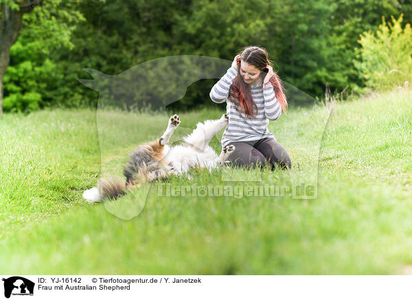 Frau mit Australian Shepherd / woman with Australian Shepherd / YJ-16142