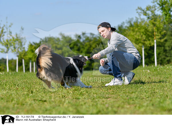 Mann mit Australian Shepherd / man with Australian Shepherd / YJ-16178