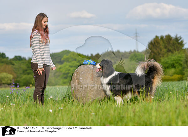 Frau mit Australian Shepherd / woman with Australian Shepherd / YJ-16197