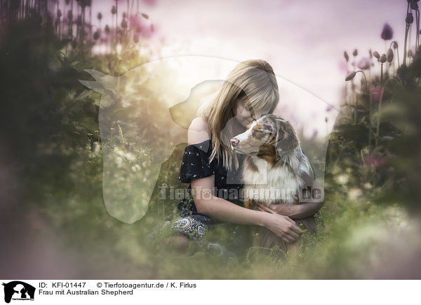 Frau mit Australian Shepherd / woman with Australian Shepherd / KFI-01447