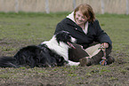 Frau mit Australian Shepherd