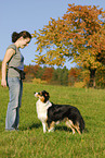 junge Frau mit Australian Shepherd