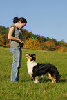 junge Frau mit Australian Shepherd