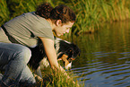 junge Frau mit Australian Shepherd