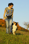 junge Frau mit Australian Shepherd