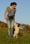 junge Frau mit Australian Shepherd