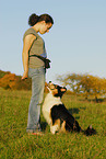 junge Frau mit Australian Shepherd