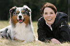 Frau und Australian Shepherd