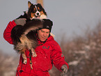 Mann und Australian Shepherd