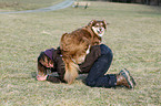 Frau und Australian Shepherd