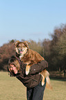 Frau und Australian Shepherd