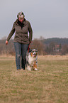 Frau und Australian Shepherd