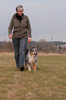 Frau und Australian Shepherd