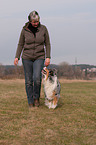 Frau und Australian Shepherd