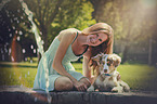 Frau und junger Australian Shepherd