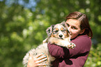 Frau und Australian Shepherd Welpe