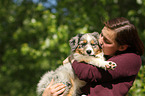 Frau und Australian Shepherd Welpe