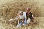 Frau und Australian Shepherds