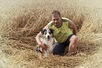 Mann und Australian Shepherd