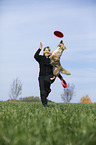 Australian Shepherd spielt Frisbee