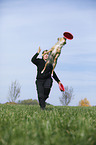 Australian Shepherd spielt Frisbee