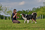 Frau mit Australian Shepherd